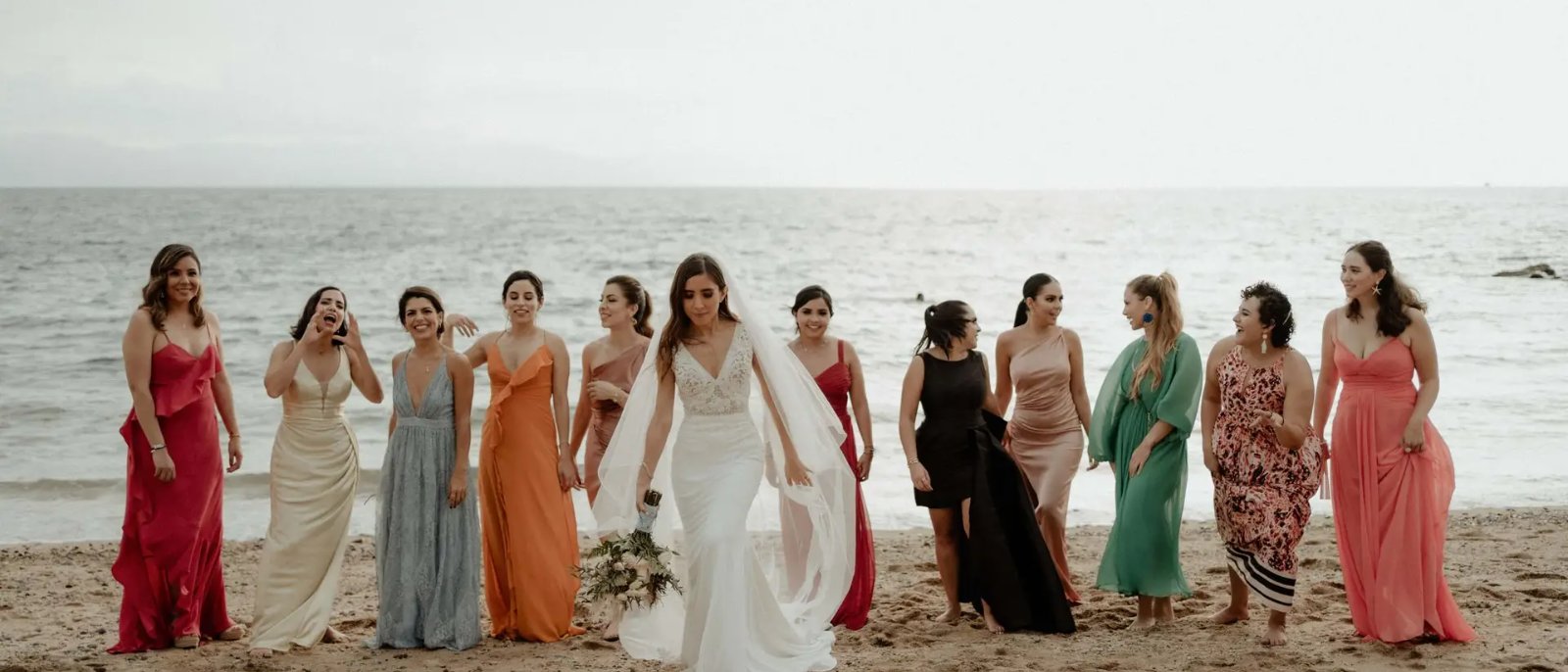 Vestido de invitada para boda en la playa 2026: tejidos, colores y reglas de protocolo