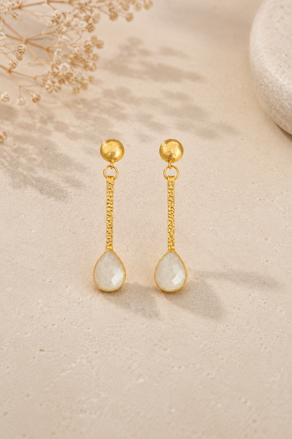 Pendientes Elara. Blanco Nácar y Dorado.
