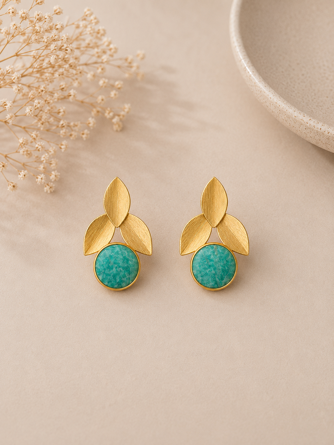Pendientes Amara. Turquesa océano y dorado mate.