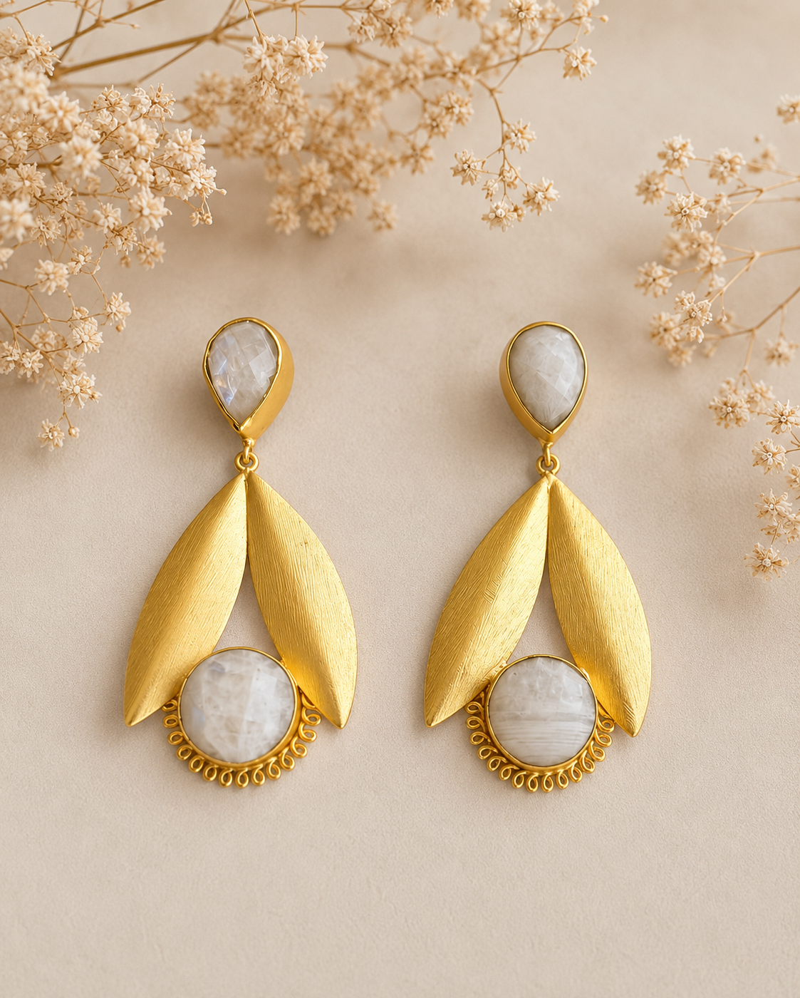 Pendientes Alma Dorada. Blanco nacarado y gris.