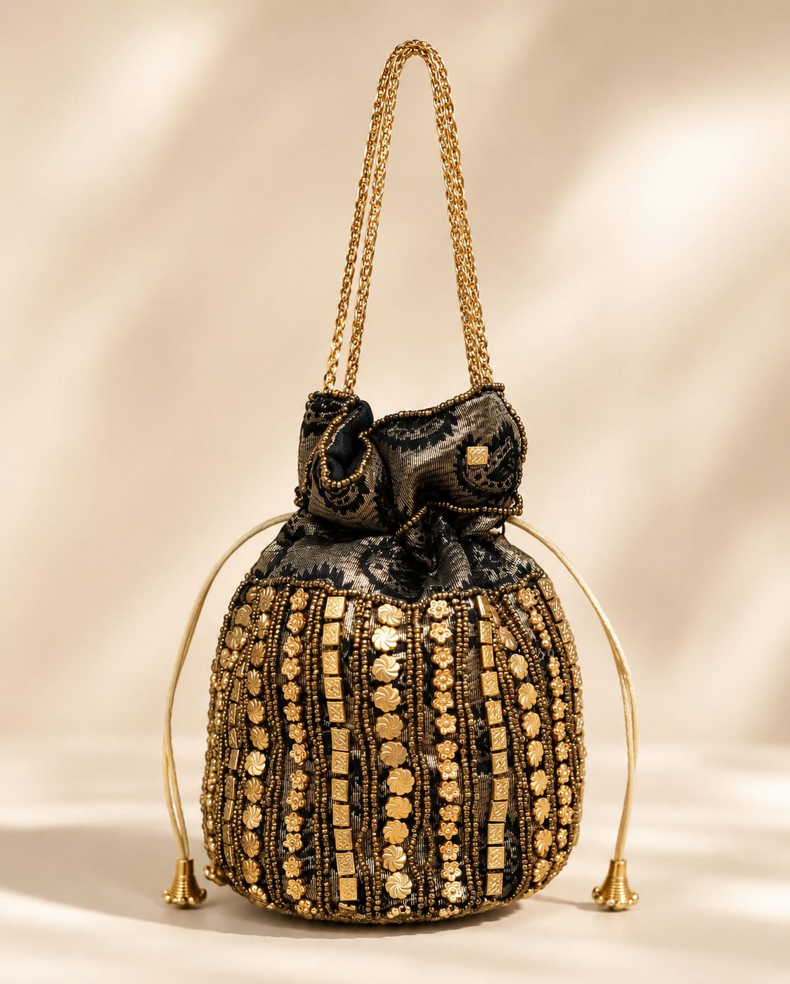 Bolso Saquito Dana. Negro, Dorado envejecido y Bronce.