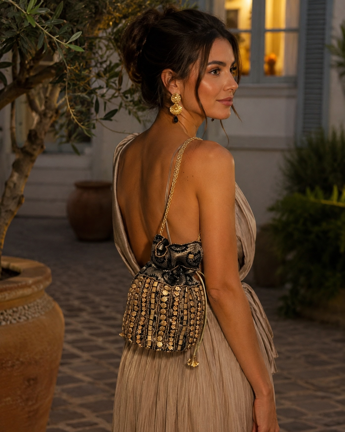 Bolso Saquito Dana. Negro, Dorado envejecido y Bronce.