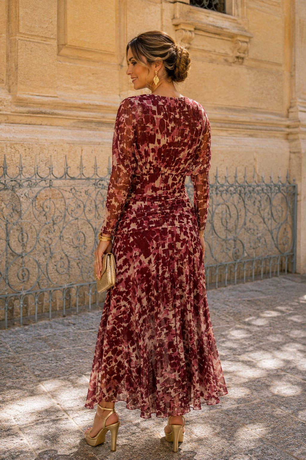 Vestido Viviana. Vino, Rosa empolvado, Beige claro, Teja y pequeños toques marrón rojizo.