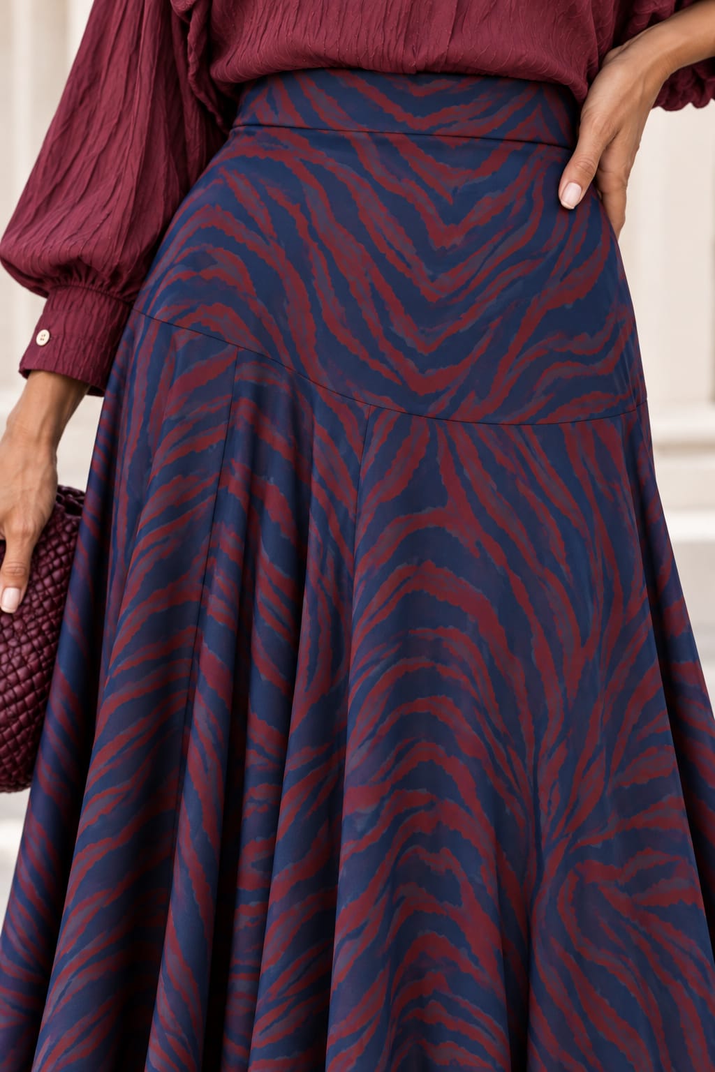 Falda Odette. Azul Marino con estampado animal en Burdeos y Vino.