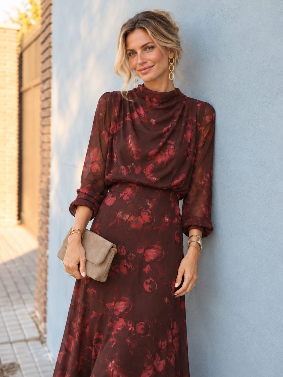 Vestido Nicolet Burdeos con Flores Coral.