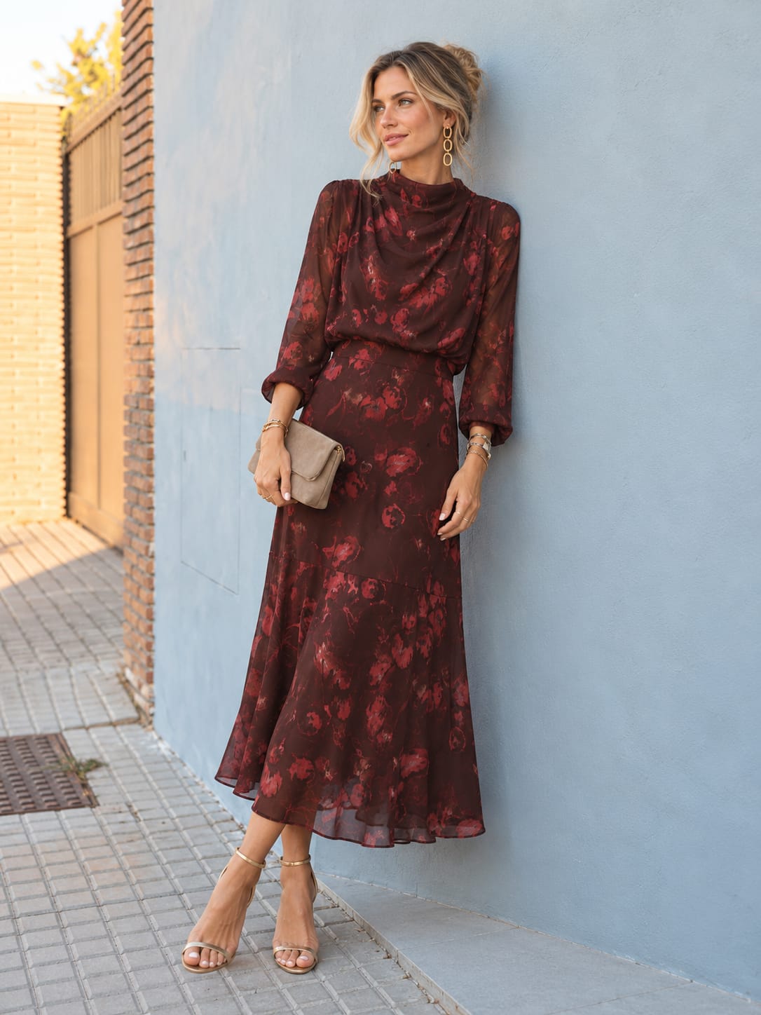 Vestido Nicolet Burdeos con Flores Coral.
