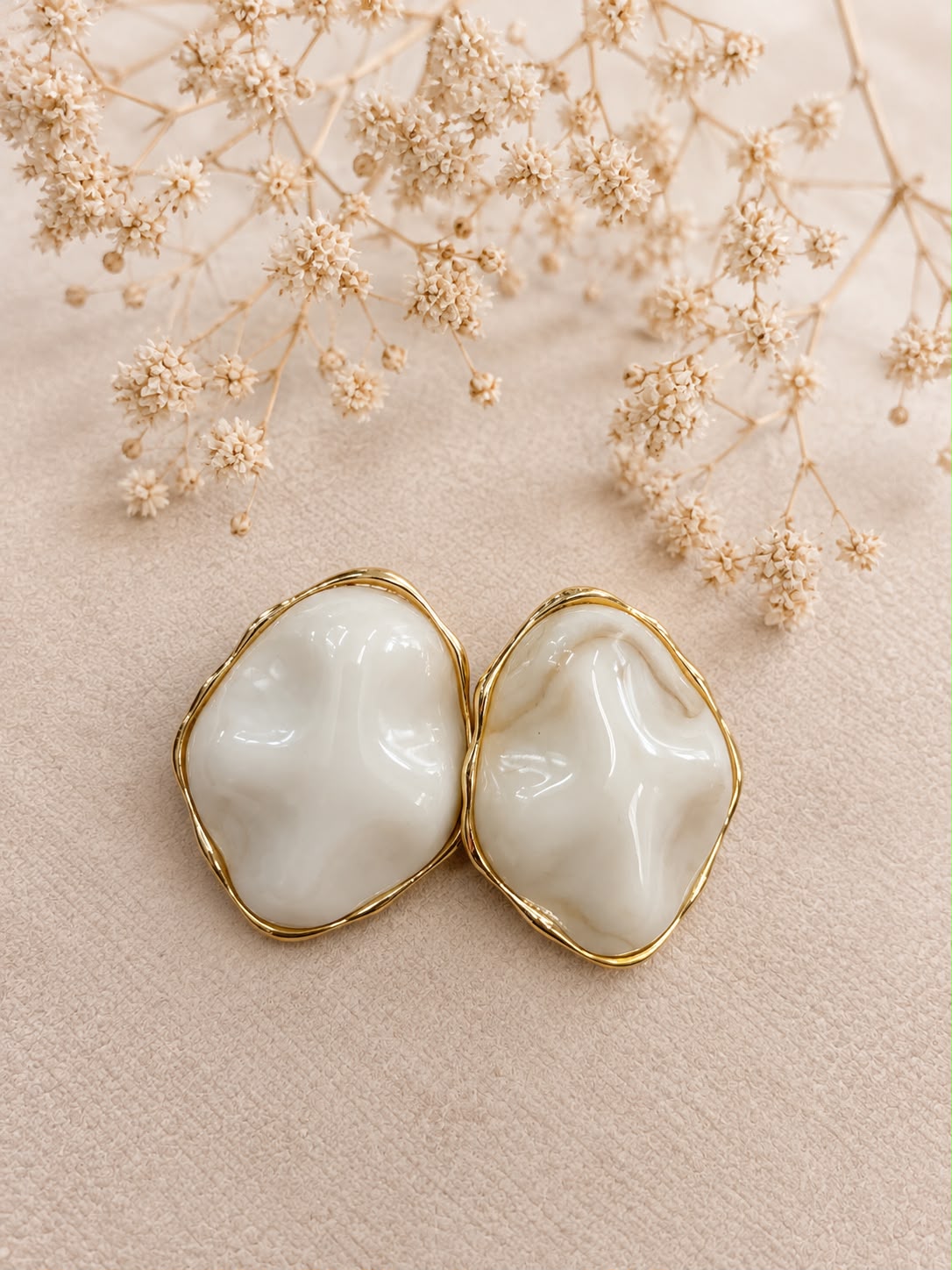Pendientes Ludovica. Marfil Nacarado con borde Dorado.