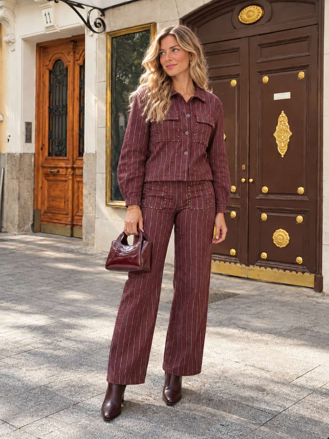 Chaqueta Valentina. Burdeos con finas rayas verticales en tono crudo y detalles dorados.