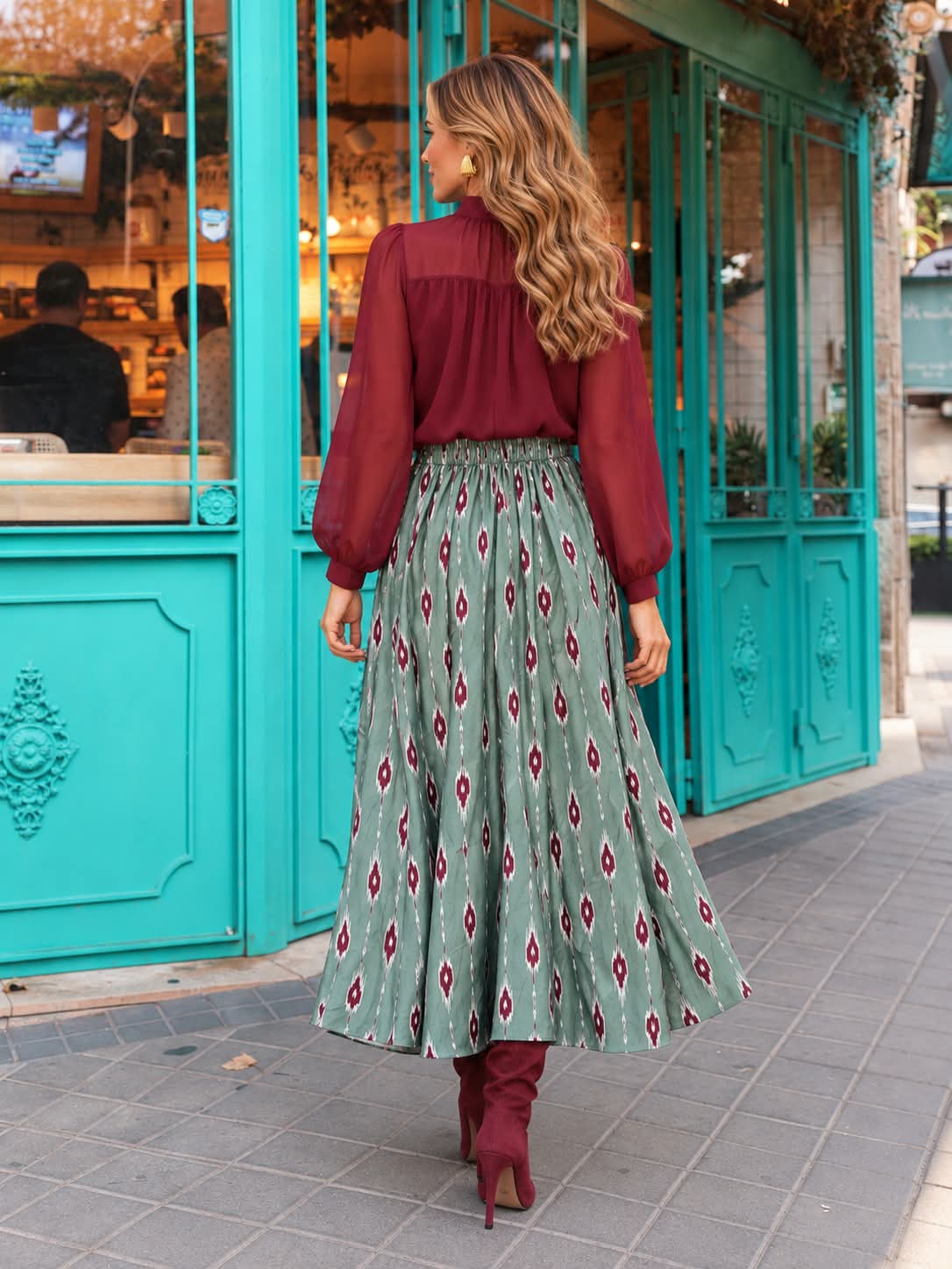 Falda Lazada Martina. Verde salvia con estampado burdeos y crudo.